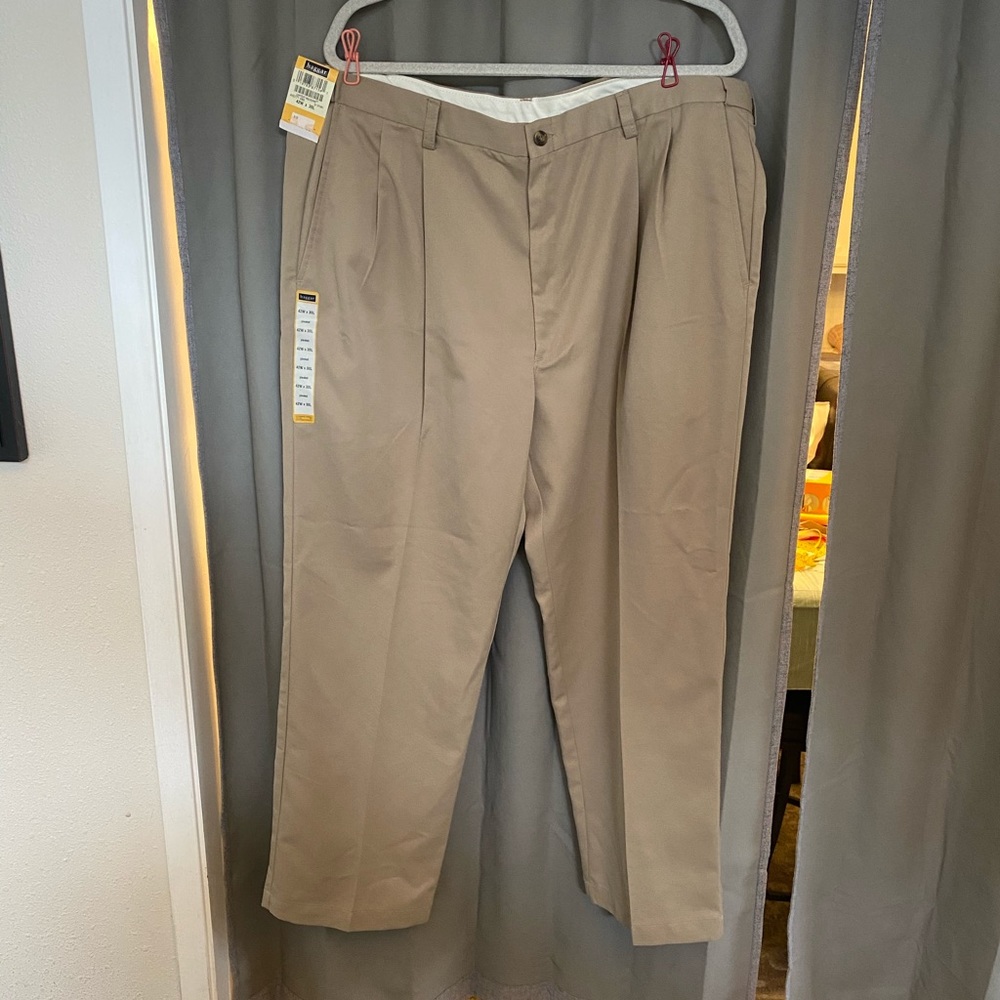 Haggar Men’s Khaki pleated Pants NWT!! 42Wx30L